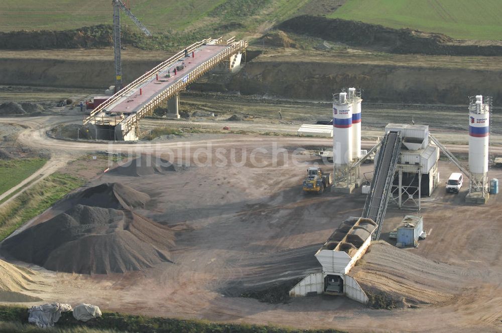 Neukirchen aus der Vogelperspektive: Betonwerk der EUROVIA bei Neukirchen an der BAB A 4 - Umfahrung Hörselberge in Thüringen bei Eisenach