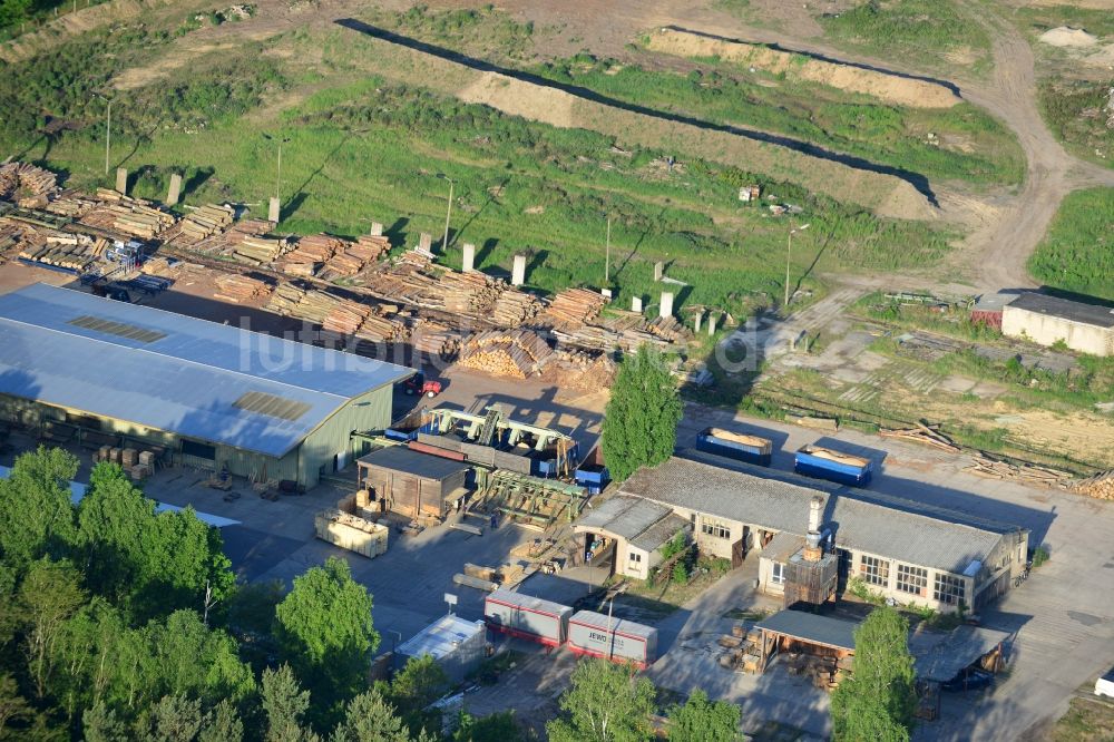 Löwenberger Land von oben - Betriebsgelände der Grieben Holz GmbH im Osten des Ortsteils Grieben in der Gemeinde Löwenberger Land im Bundesland Brandenburg