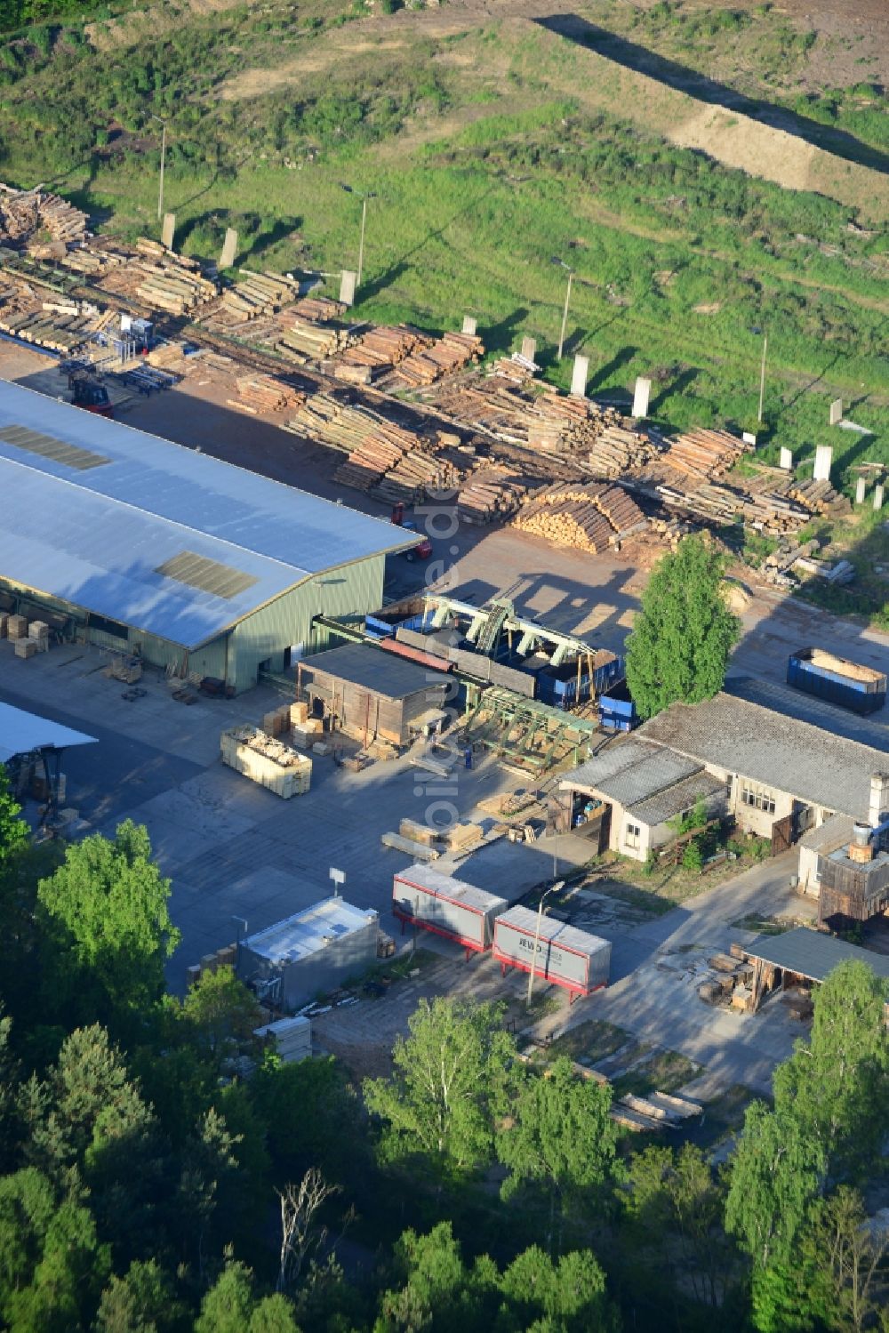 Löwenberger Land aus der Vogelperspektive: Betriebsgelände der Grieben Holz GmbH im Osten des Ortsteils Grieben in der Gemeinde Löwenberger Land im Bundesland Brandenburg