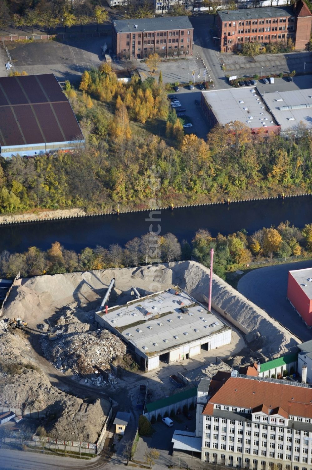 Berlin aus der Vogelperspektive: Betriebsgelände der RWG I Bauschuttrecycling GmbH in Berlin-Britz