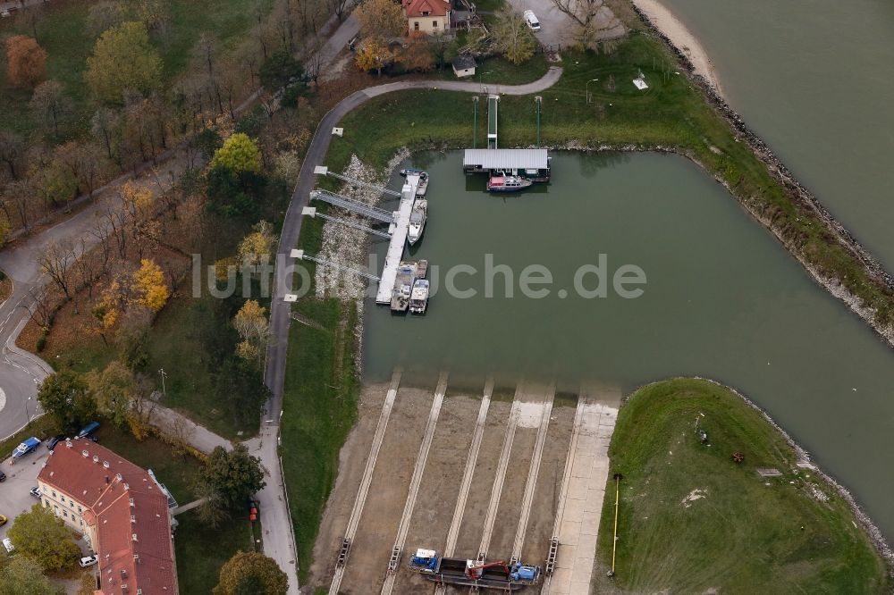 Bad Deutsch-Altenburg aus der Vogelperspektive: Betriebshafen von viadonau am Ufer der Donau in Bad Deutsch-Altenburg in Niederösterreich, Österreich