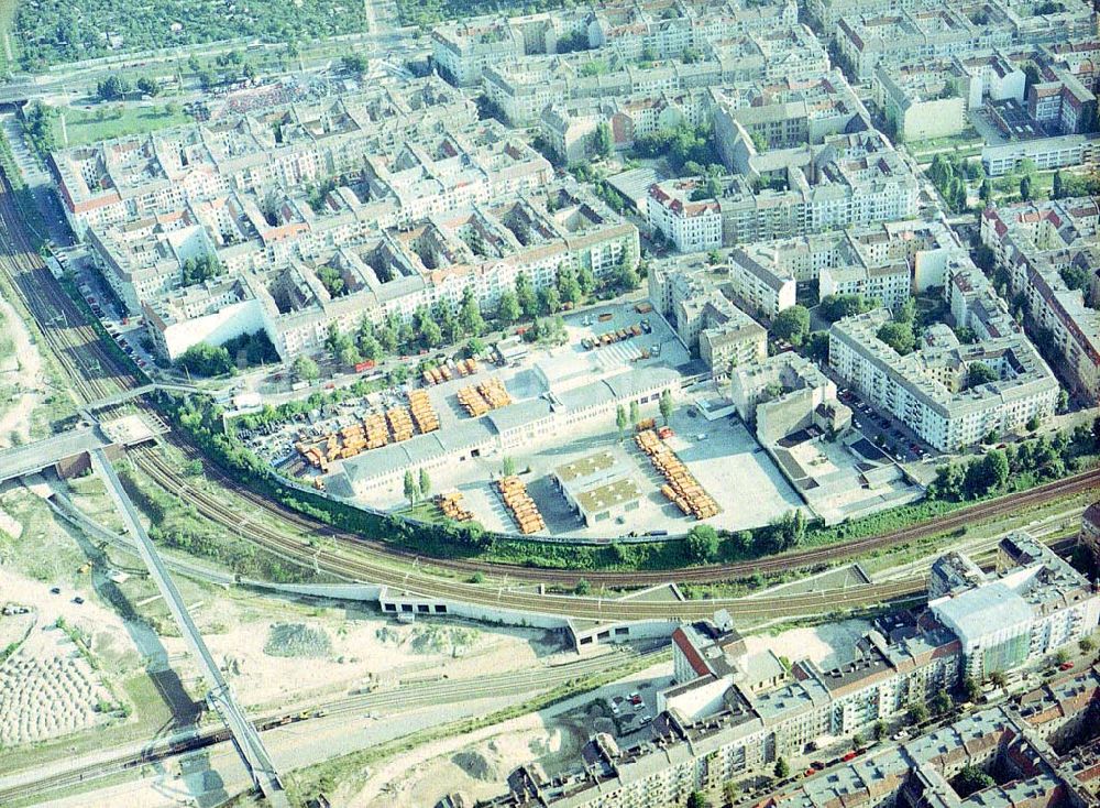 Berlin - Prenzlauer - Berg aus der Vogelperspektive: Betriebshof der Berliner Stadtreinigungsbetriebe (A2) an der Malmöer Straße 26 b in 10439 Berlin (Tel.: 030-75921104).