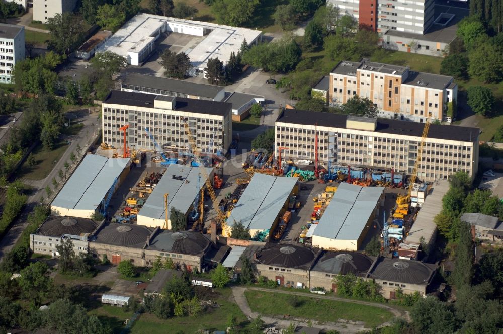 Berlin aus der Vogelperspektive: Betriebshof der BORAMTEC Bohr & Rammtechnik Berlin GmbH im Ortsteil Karlshorst in Berlin, Deutschland