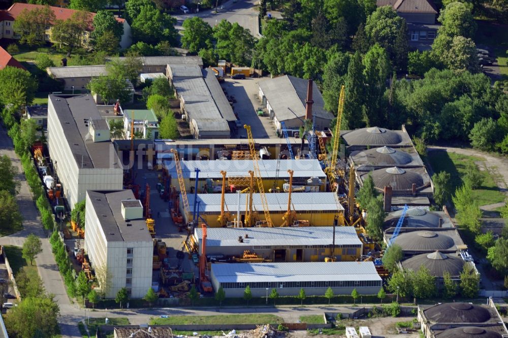 Luftaufnahme Berlin - Betriebshof der BORAMTEC Bohr & Rammtechnik Berlin GmbH im Ortsteil Karlshorst in Berlin, Deutschland