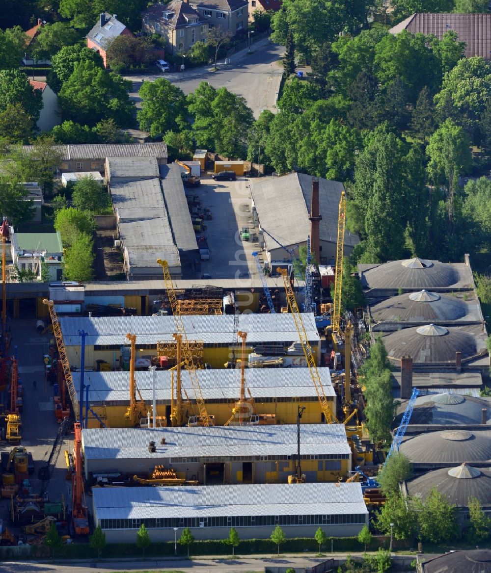 Berlin von oben - Betriebshof der BORAMTEC Bohr & Rammtechnik Berlin GmbH im Ortsteil Karlshorst in Berlin, Deutschland