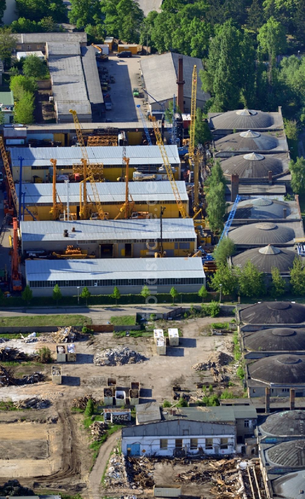 Berlin aus der Vogelperspektive: Betriebshof der BORAMTEC Bohr & Rammtechnik Berlin GmbH im Ortsteil Karlshorst in Berlin, Deutschland