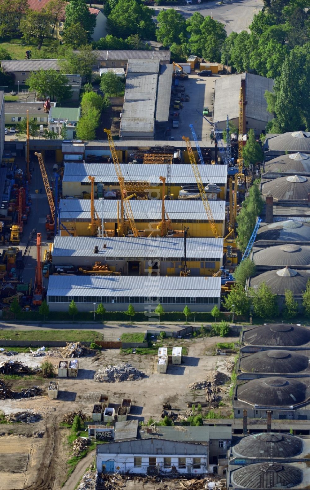 Luftbild Berlin - Betriebshof der BORAMTEC Bohr & Rammtechnik Berlin GmbH im Ortsteil Karlshorst in Berlin, Deutschland