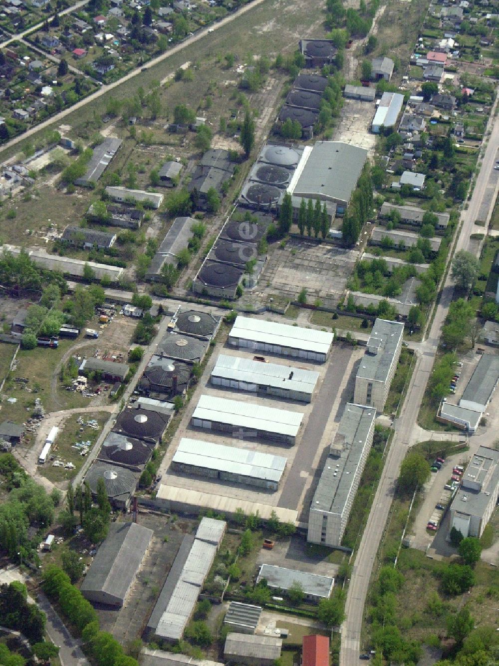 Luftaufnahme Berlin - Betriebshof der BORAMTEC Bohr & Rammtechnik Berlin GmbH im Ortsteil Karlshorst in Berlin, Deutschland