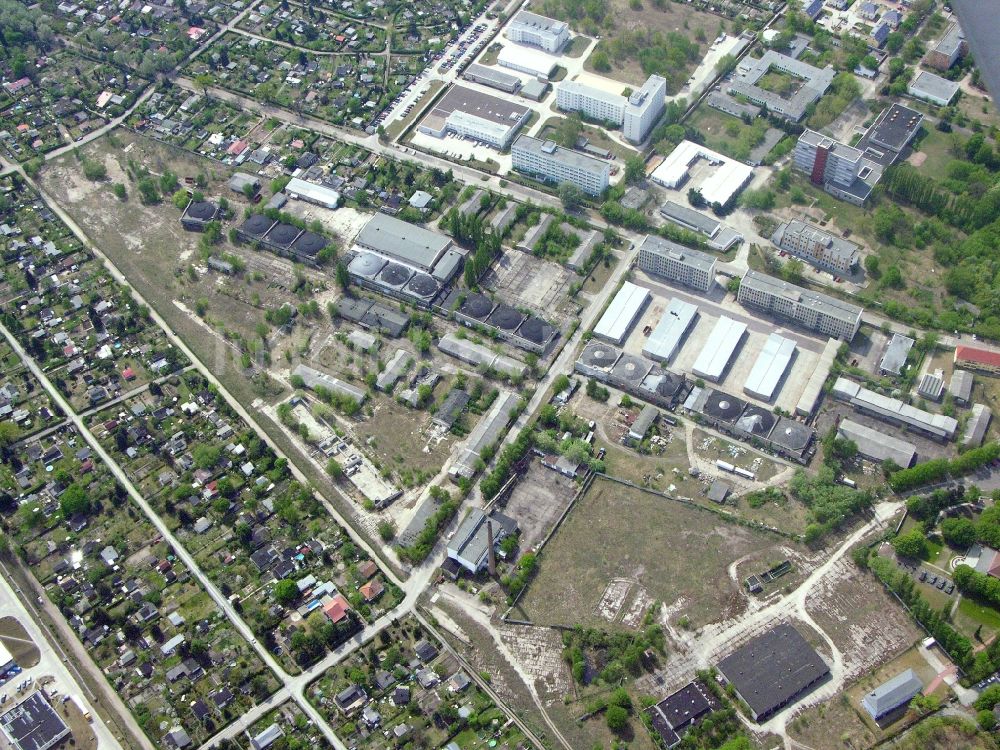 Luftaufnahme Berlin - Betriebshof der BORAMTEC Bohr & Rammtechnik Berlin GmbH im Ortsteil Karlshorst in Berlin, Deutschland