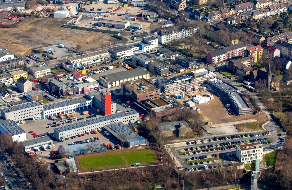 Luftbild Essen - Betriebshof und Feuerwache der Feuerwehr mit Baustelle zu einem Erweiterungsbau am Barbarakirchgang in Essen im Bundesland Nordrhein-Westfalen