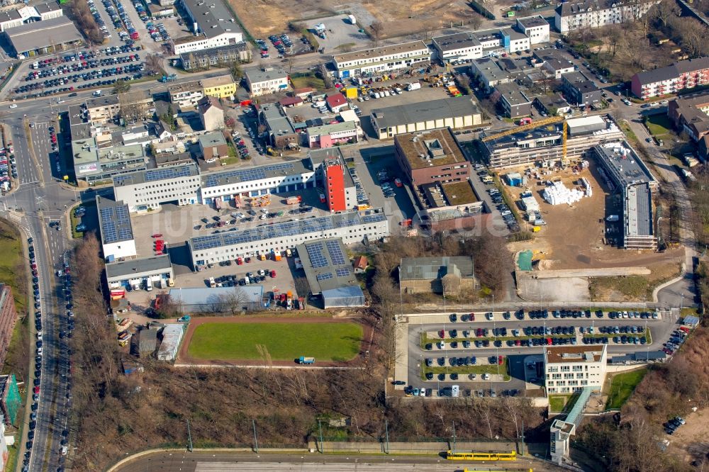 Luftaufnahme Essen - Betriebshof und Feuerwache der Feuerwehr mit Baustelle zu einem Erweiterungsbau am Barbarakirchgang in Essen im Bundesland Nordrhein-Westfalen