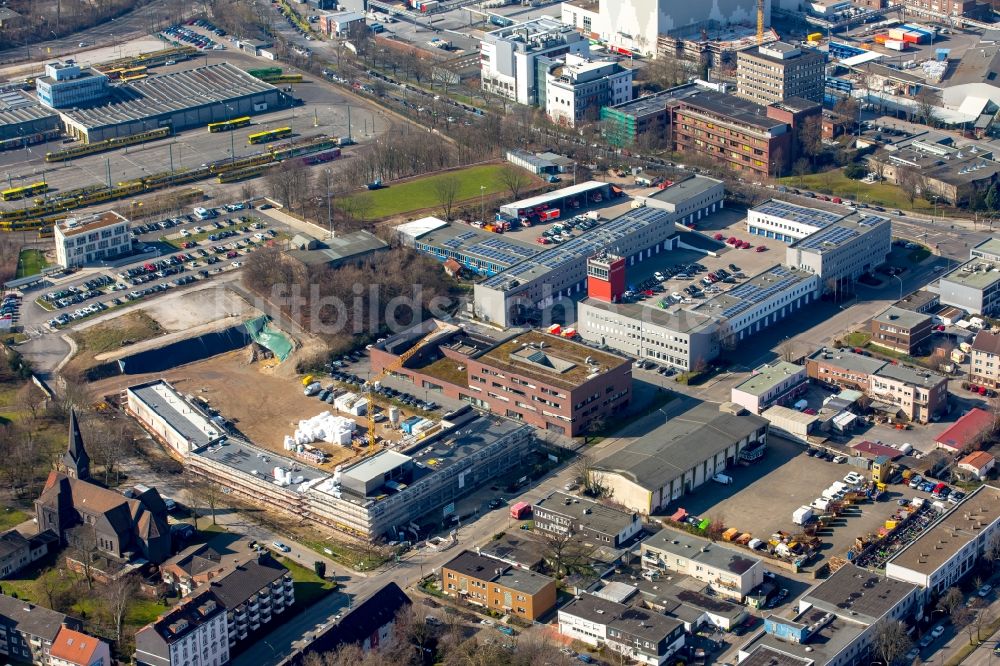 Essen aus der Vogelperspektive: Betriebshof und Feuerwache der Feuerwehr mit Baustelle zu einem Erweiterungsbau am Barbarakirchgang in Essen im Bundesland Nordrhein-Westfalen