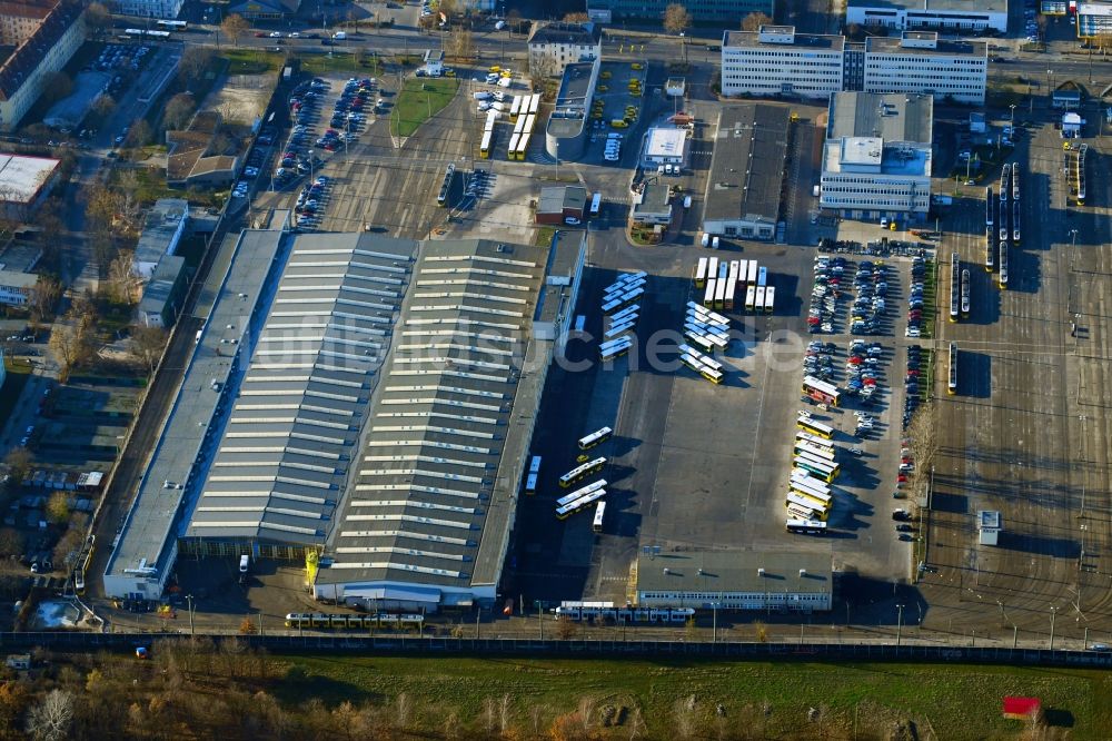 Berlin aus der Vogelperspektive: Betriebshof und Werksgelände des BVG Bus- und Straßenbahnhof Siegfriedstraße in Berlin, Deutschland