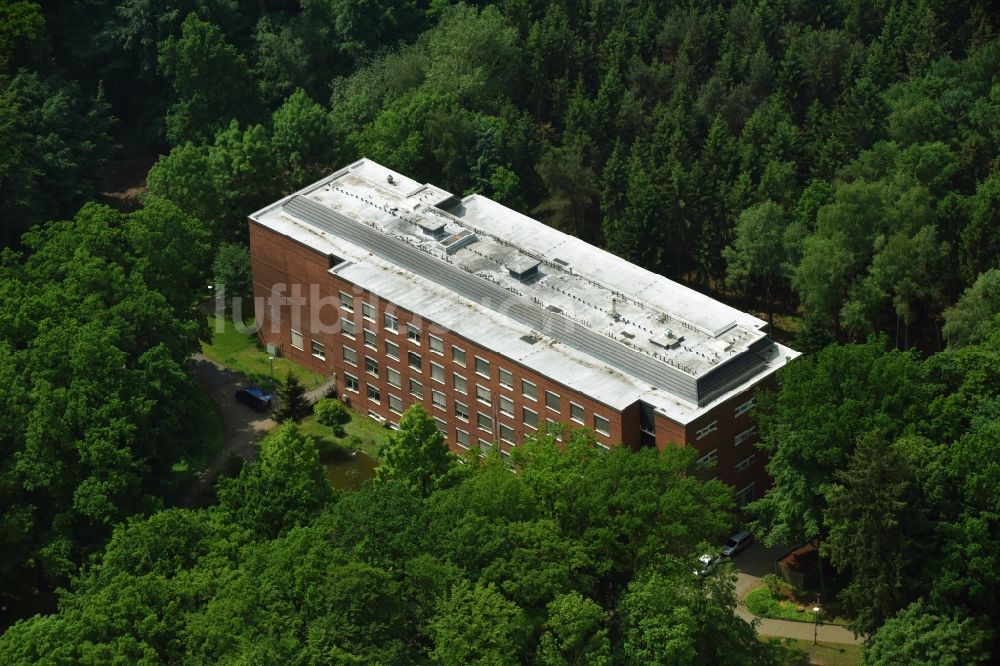 Sülfeld aus der Vogelperspektive: Bettenhaus am Klinikgelände des Krankenhauses - Forschungszentrum Borstel Leibniz-Zentrum für Medizin und Biowissenschaften in Borstel im Bundesland Schleswig-Holstein, Deutschland