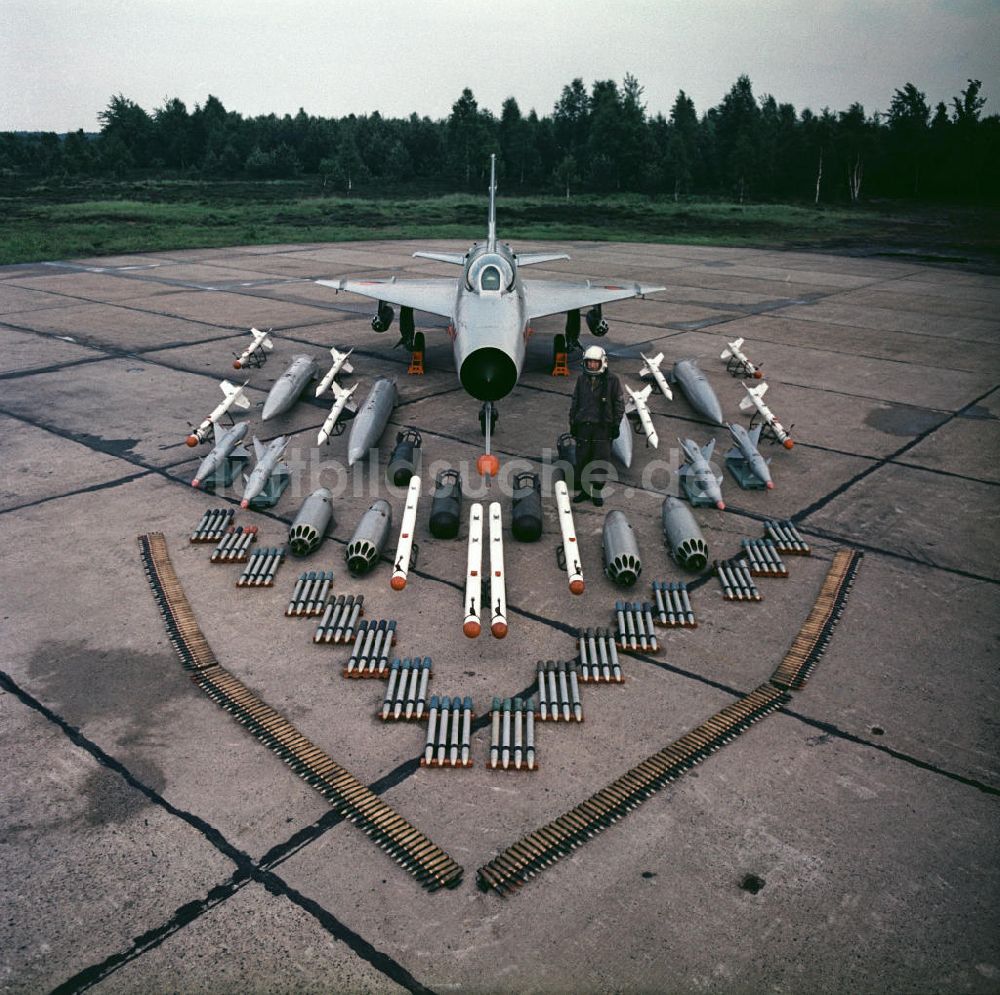 Drewitz von oben - Bewaffnung einer MiG-21 auf dem Flugplatz Cottbus-Drewitz