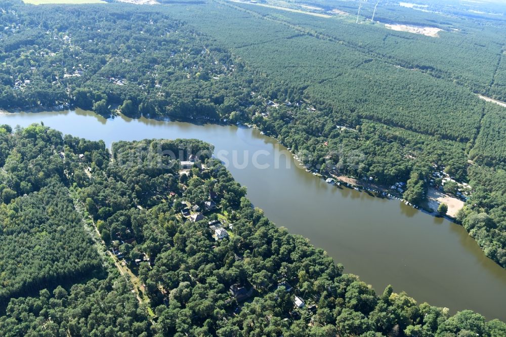 Luftaufnahme Uckley - Bewaldete Uferbereiche des Sees Ukleisee in Uckley im Bundesland Brandenburg