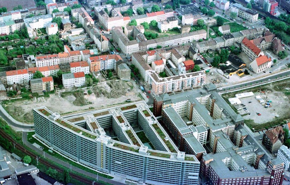 Berlin-Lichtenberg von oben - BfA - Gebäude Ostkreuz/ Friedrichshain - Berlin. Datum: 05.05.03