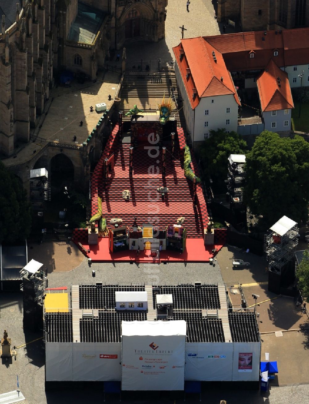 Erfurt aus der Vogelperspektive: Bühnenbild zu den 20.Domstufenfestspielen an der St. Severikirche und den Erfurter Dom in der Landeshauptstadt von Thüringen