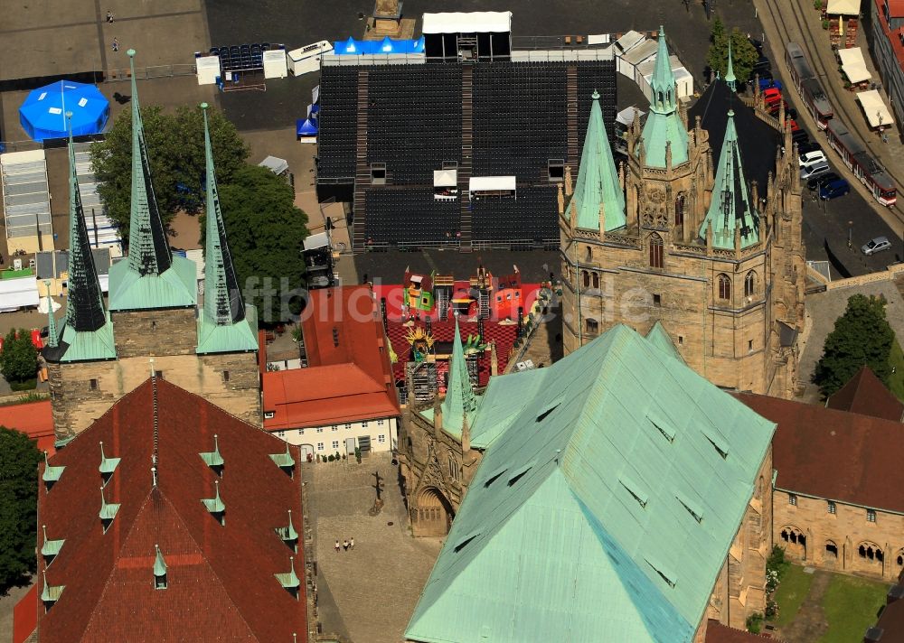 Erfurt von oben - Bühnenbild zu den 20.Domstufenfestspielen an der St. Severikirche und den Erfurter Dom in der Landeshauptstadt von Thüringen