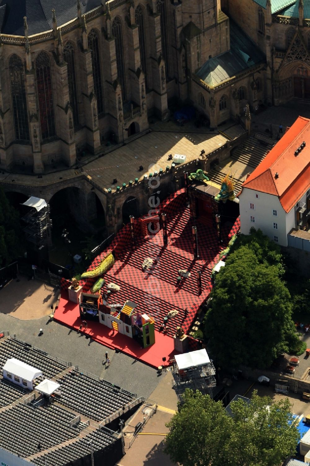 Erfurt aus der Vogelperspektive: Bühnenbild zu den 20.Domstufenfestspielen an der St. Severikirche und den Erfurter Dom in der Landeshauptstadt von Thüringen