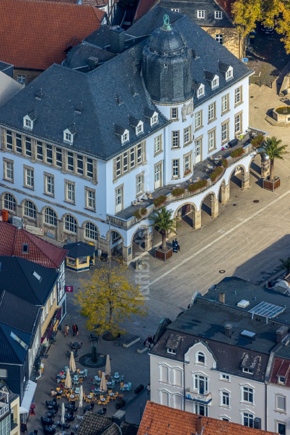 Menden (Sauerland) aus der Vogelperspektive: Bibliotheks- Gebäude der Dorte-Hilleke-Bücherei Menden - Stadtbücherei in Menden (Sauerland) im Bundesland Nordrhein-Westfalen, Deutschland