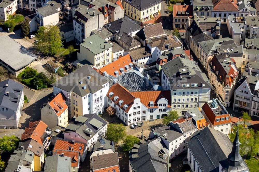 Lüdenscheid aus der Vogelperspektive: Bibliotheks- Gebäude der Stadtbücherei Lüdenscheid in Lüdenscheid im Bundesland Nordrhein-Westfalen, Deutschland