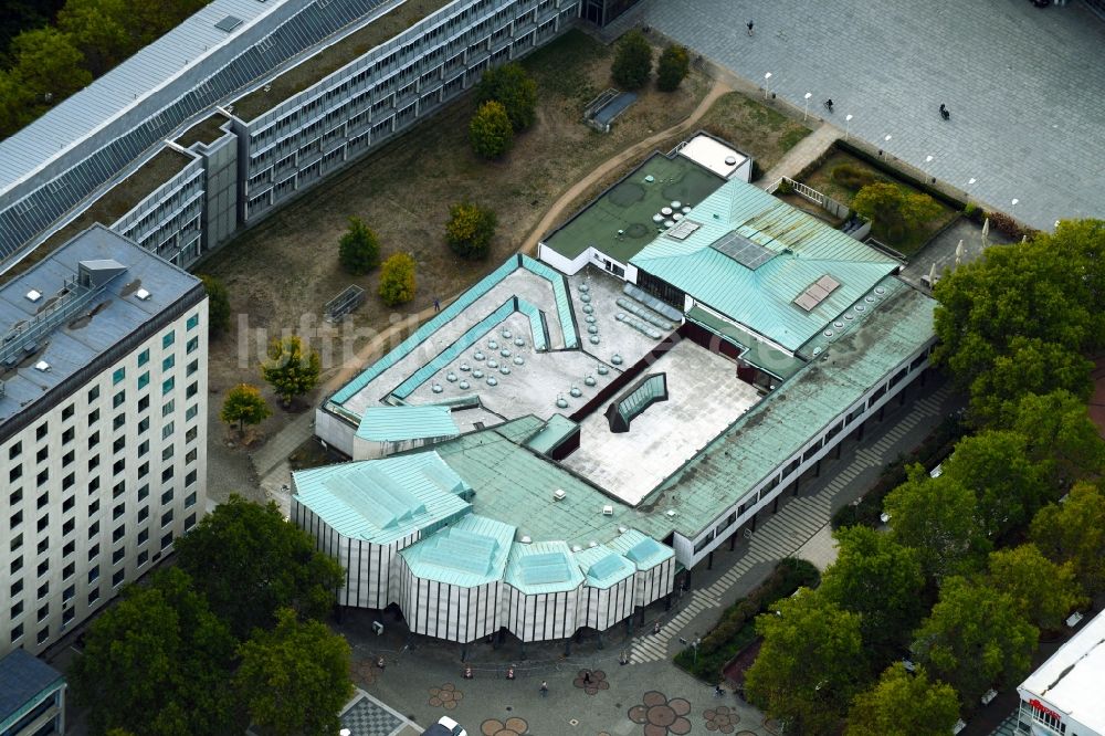 Wolfsburg aus der Vogelperspektive: Bibliotheks- Gebäude der Stadtbibliothek Wolfsburg im Alvar-Aalto-Kulturhaus an der Porschestraße in Wolfsburg im Bundesland Niedersachsen, Deutschland