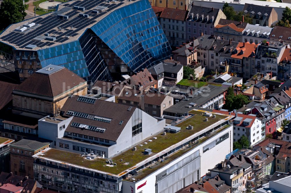 Freiburg im Breisgau aus der Vogelperspektive: Bibliotheks- Gebäude der Universitätsbibliothek mit dem Stadttheater in Freiburg im Breisgau im Bundesland Baden-Württemberg, Deutschland