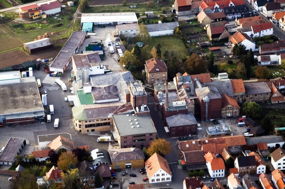 Luftaufnahme Bellheim - Bierbrauerei- Werksgelände der Bellheimer im Ortsteil Sondernheim in Bellheim im Bundesland Rheinland-Pfalz