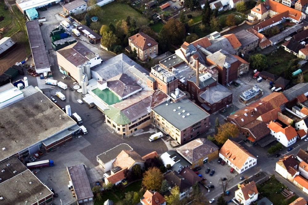 Bellheim von oben - Bierbrauerei- Werksgelände der Bellheimer im Ortsteil Sondernheim in Bellheim im Bundesland Rheinland-Pfalz