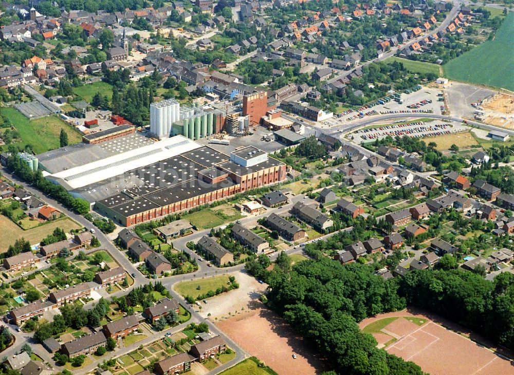 Issum aus der Vogelperspektive: Bierbrauerei- Werksgelände der Brauerei Diebels GmbH & Co. KG in Issum im Bundesland Nordrhein-Westfalen