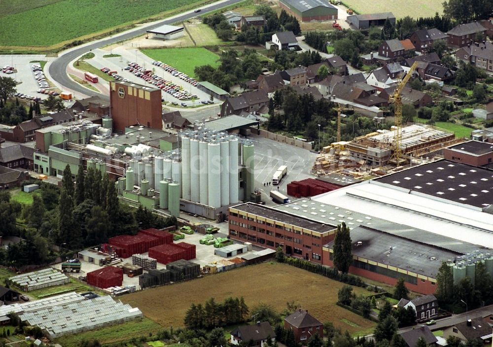 Issum von oben - Bierbrauerei- Werksgelände der Brauerei Diebels GmbH & Co. KG in Issum im Bundesland Nordrhein-Westfalen