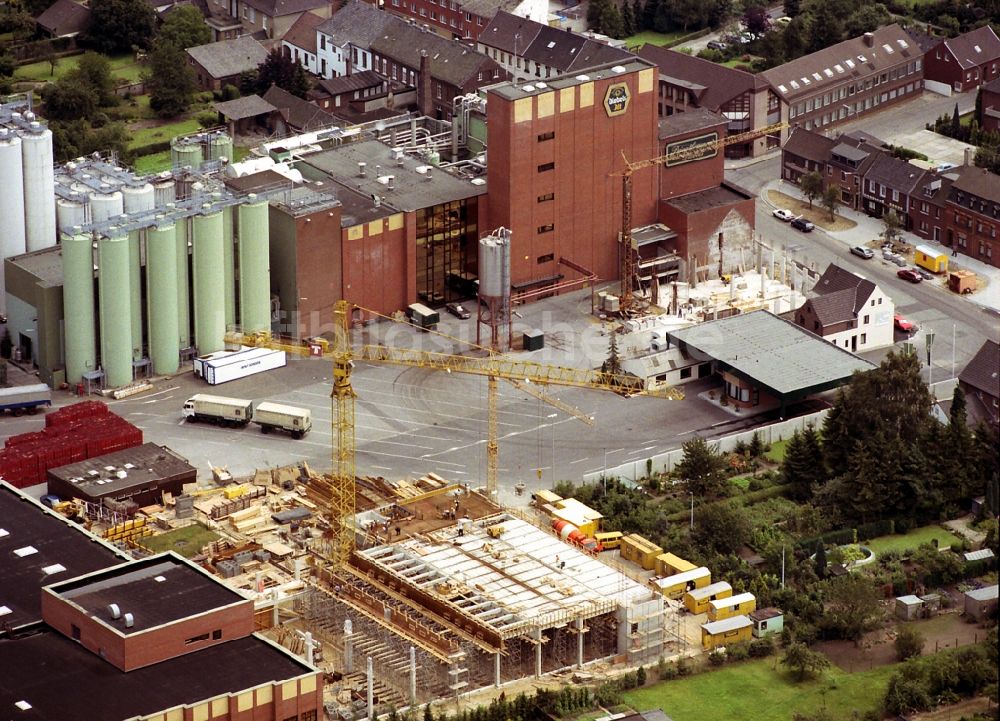 Luftaufnahme Issum - Bierbrauerei- Werksgelände der Brauerei Diebels GmbH & Co. KG in Issum im Bundesland Nordrhein-Westfalen