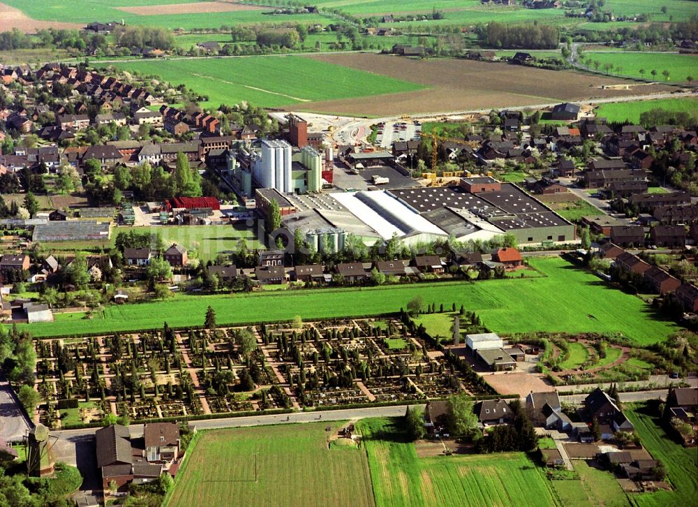 Luftaufnahme Issum - Bierbrauerei- Werksgelände der Brauerei Diebels GmbH & Co. KG in Issum im Bundesland Nordrhein-Westfalen