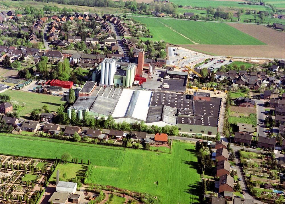 Issum von oben - Bierbrauerei- Werksgelände der Brauerei Diebels GmbH & Co. KG in Issum im Bundesland Nordrhein-Westfalen