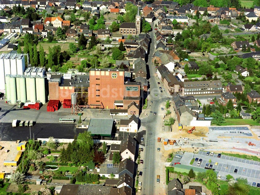 Issum aus der Vogelperspektive: Bierbrauerei- Werksgelände der Brauerei Diebels GmbH & Co. KG in Issum im Bundesland Nordrhein-Westfalen