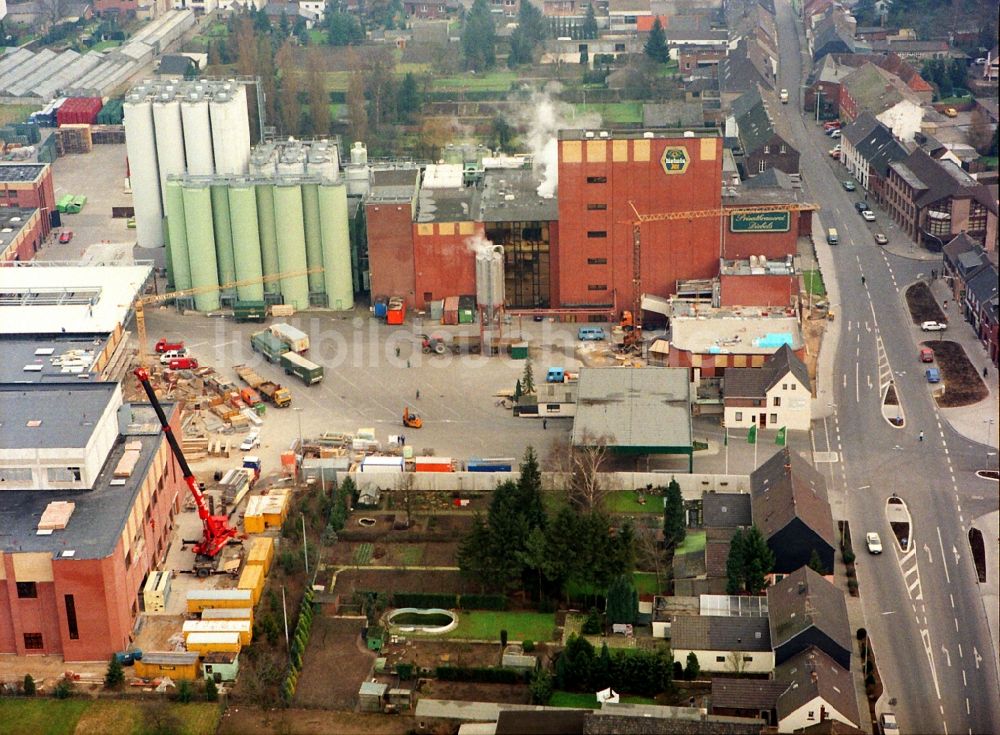 Issum aus der Vogelperspektive: Bierbrauerei- Werksgelände der Brauerei Diebels GmbH & Co. KG in Issum im Bundesland Nordrhein-Westfalen