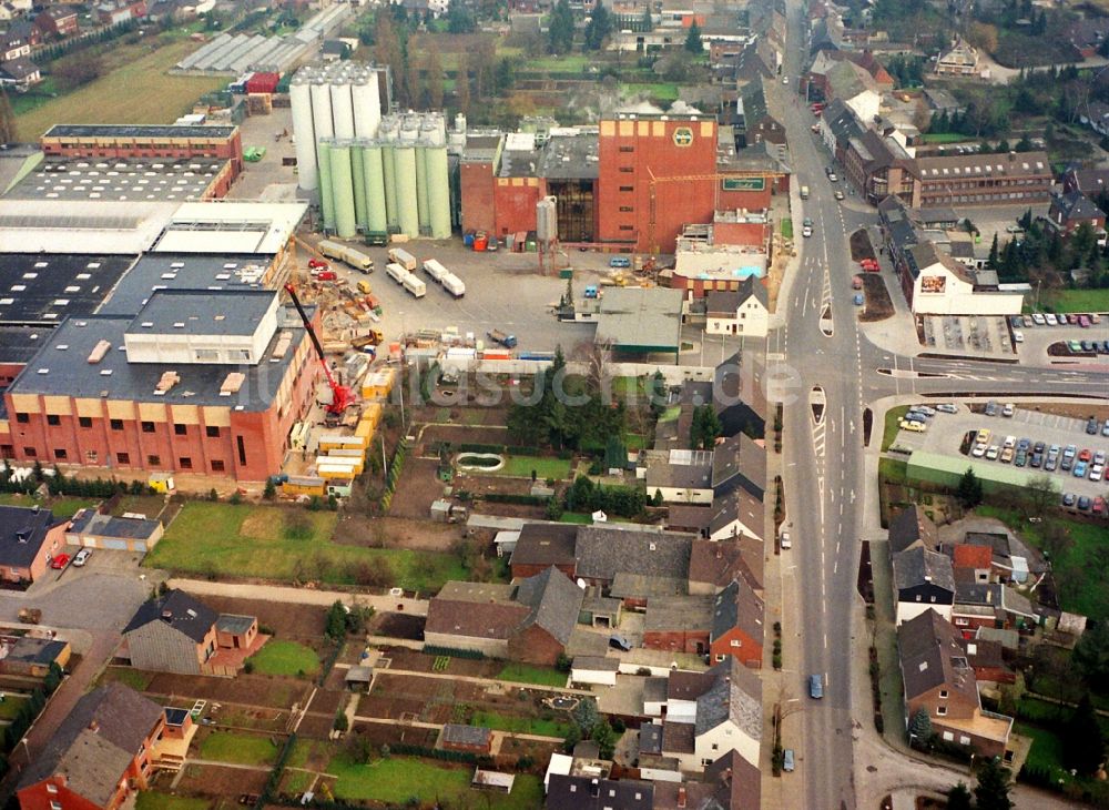 Issum von oben - Bierbrauerei- Werksgelände der Brauerei Diebels GmbH & Co. KG in Issum im Bundesland Nordrhein-Westfalen