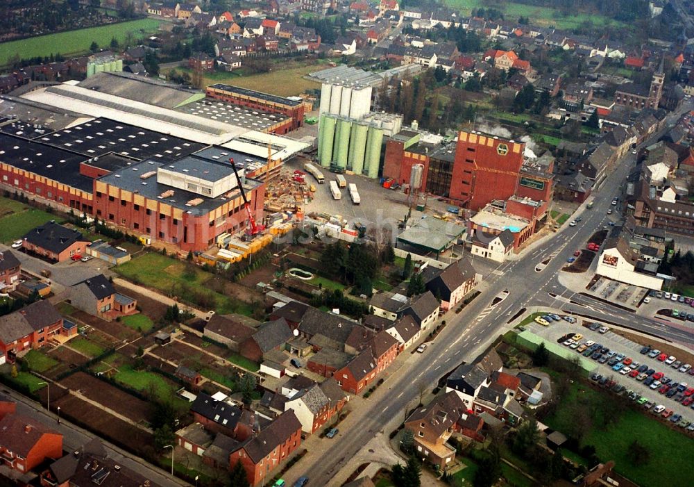 Issum aus der Vogelperspektive: Bierbrauerei- Werksgelände der Brauerei Diebels GmbH & Co. KG in Issum im Bundesland Nordrhein-Westfalen