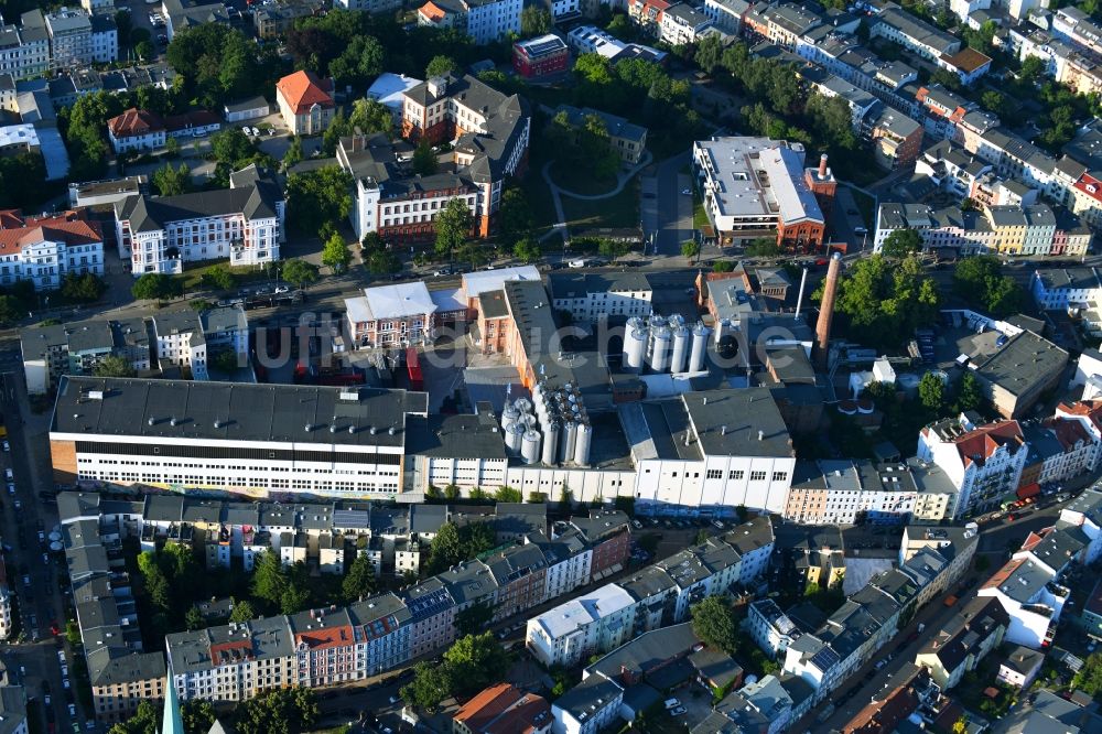 Rostock von oben - Bierbrauerei- Werksgelände der Hanseatischen Brauerei Rostock GmbH in Rostock im Bundesland Mecklenburg-Vorpommern, Deutschland