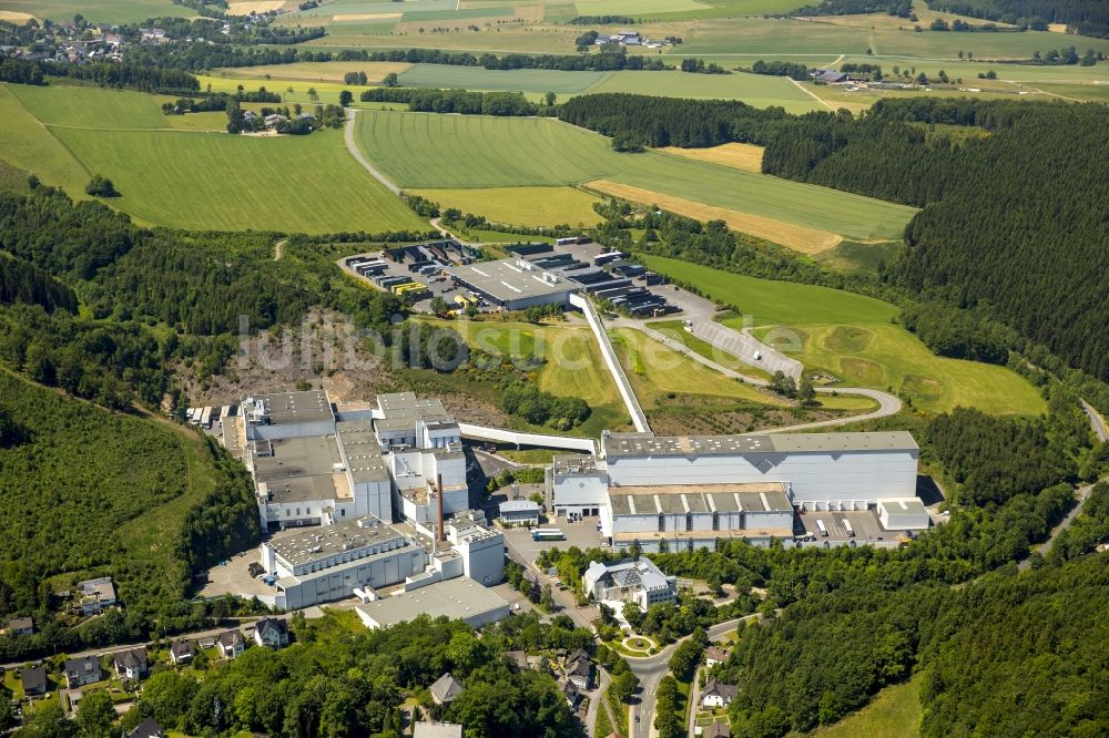 Meschede von oben - Bierbrauerei- Werksgelände der Veltinsbrauerei in Meschede im Bundesland Nordrhein-Westfalen