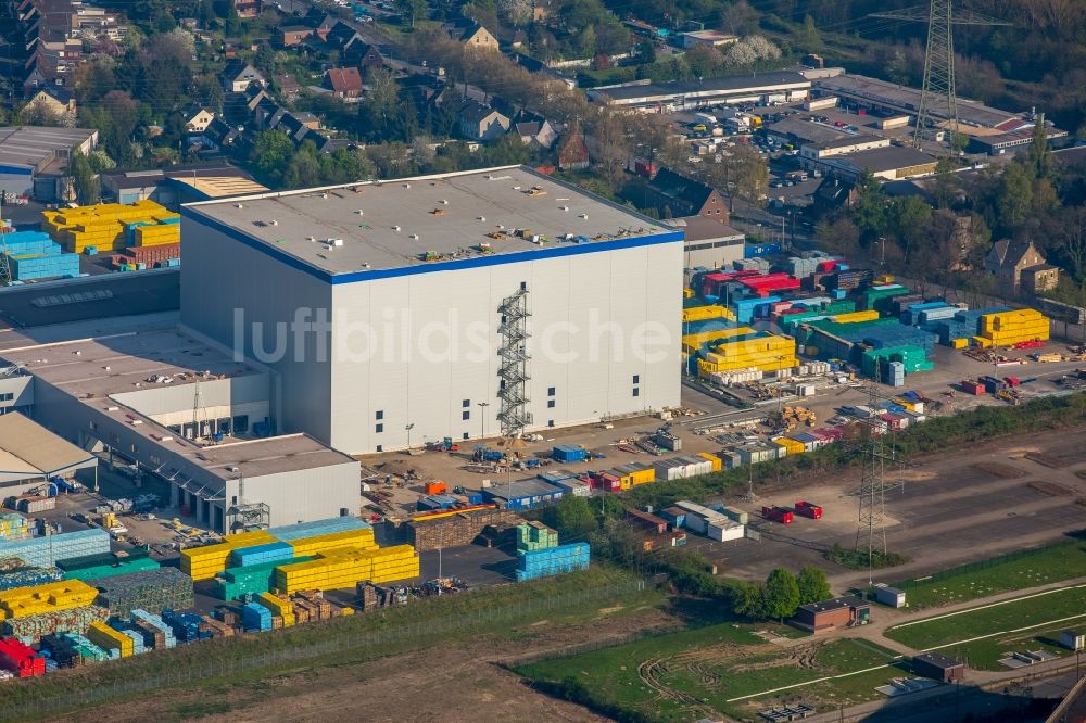 Duisburg von oben - Bierbrauerei- Werksgelände der Walsumer Brauhaus Urfels an der Römerstraße im Ortsteil Walsum in Duisburg im Bundesland Nordrhein-Westfalen