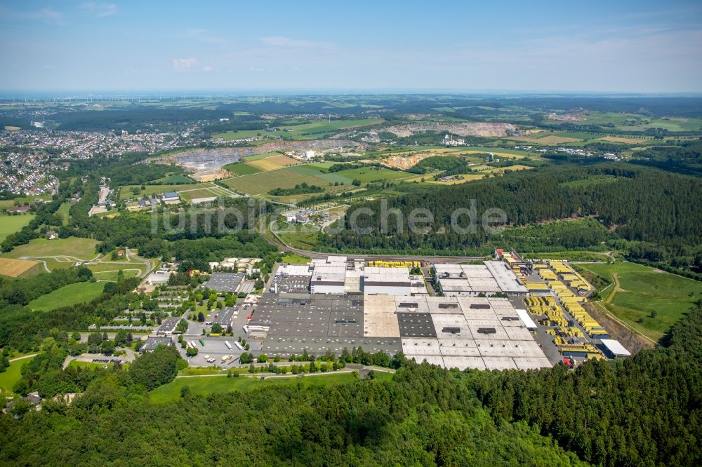 Luftaufnahme Warstein - Bierbrauerei- Werksgelände der Warsteiner Brauerei Im Waldpark in Warstein im Bundesland Nordrhein-Westfalen