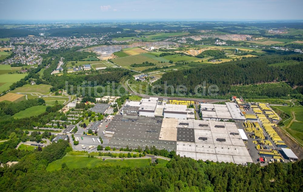 Warstein von oben - Bierbrauerei- Werksgelände der Warsteiner Brauerei Im Waldpark in Warstein im Bundesland Nordrhein-Westfalen