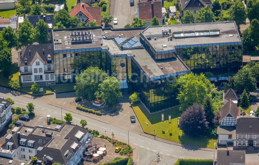 Warstein von oben - Bierbrauerei- Werksgelände der Warsteiner Brauerei in Warstein im Bundesland Nordrhein-Westfalen