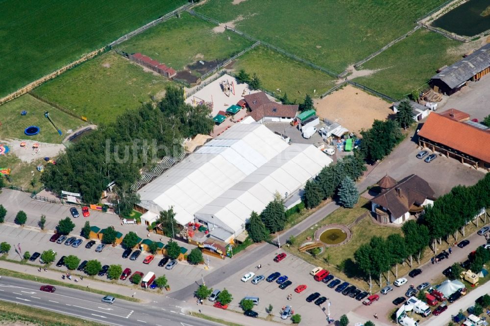 Kandel von oben - Bierzelte am Veranstaltungsort Adamshof in Kandel im Bundesland Rheinland-Pfalz