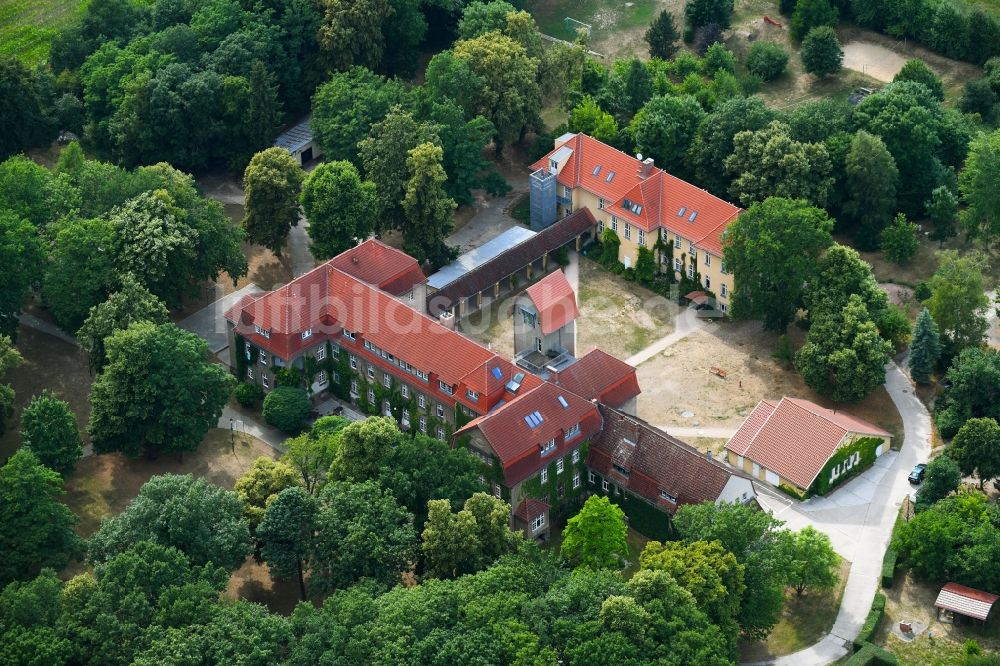 Hirschfelde von oben - Bildungszentrum Jugendbildungsstätte Kurt Löwenstein e.V. Hirschfelde im Bundesland Brandenburg, Deutschland