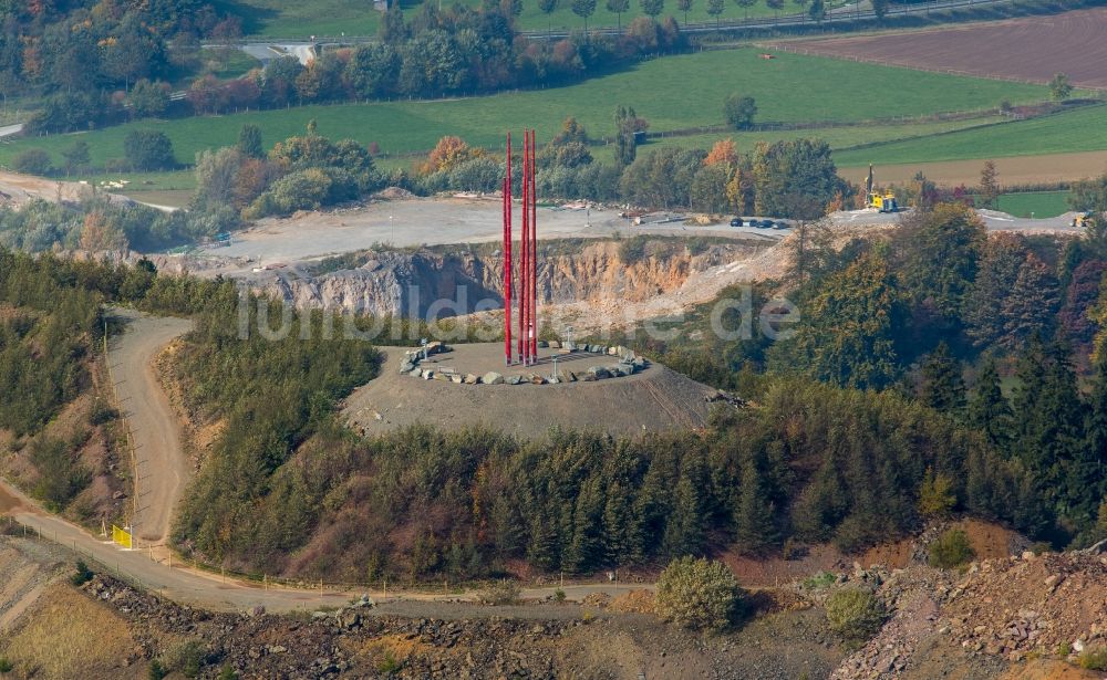 Brilon von oben - Bilsteiner Steinbruch mit neuer Aussichtsskulptur im Osten von Brilon im Bundesland Nordrhein-Westfalen