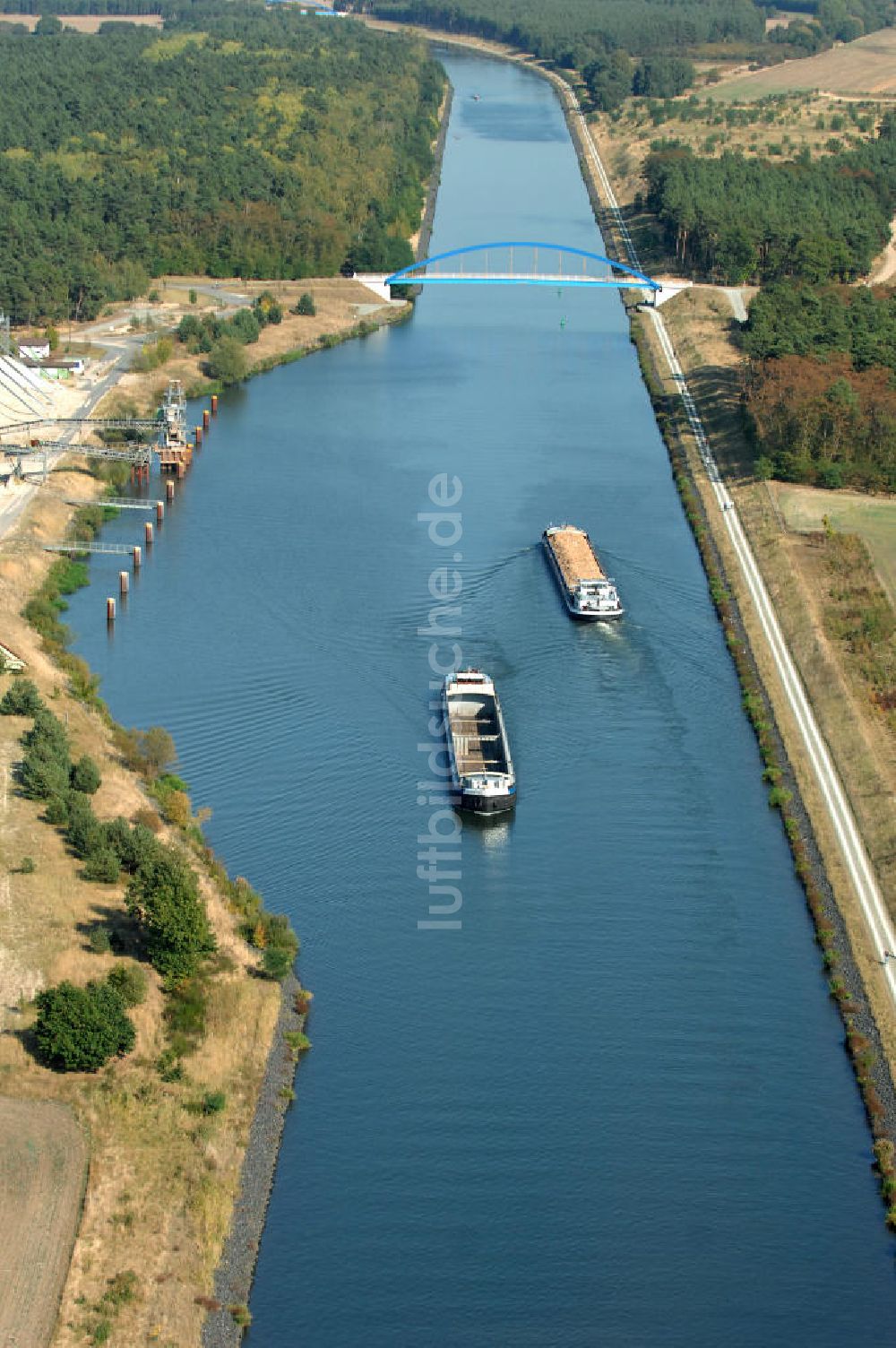 Niegripp von oben - Binnen- Schifsverkehr auf dem Elbe-Havel-Kanal bei Niegripp