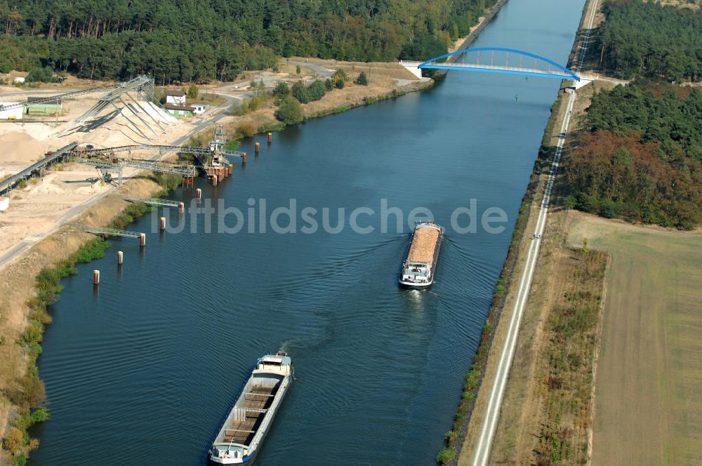 Luftaufnahme Niegripp - Binnen- Schifsverkehr auf dem Elbe-Havel-Kanal bei Niegripp